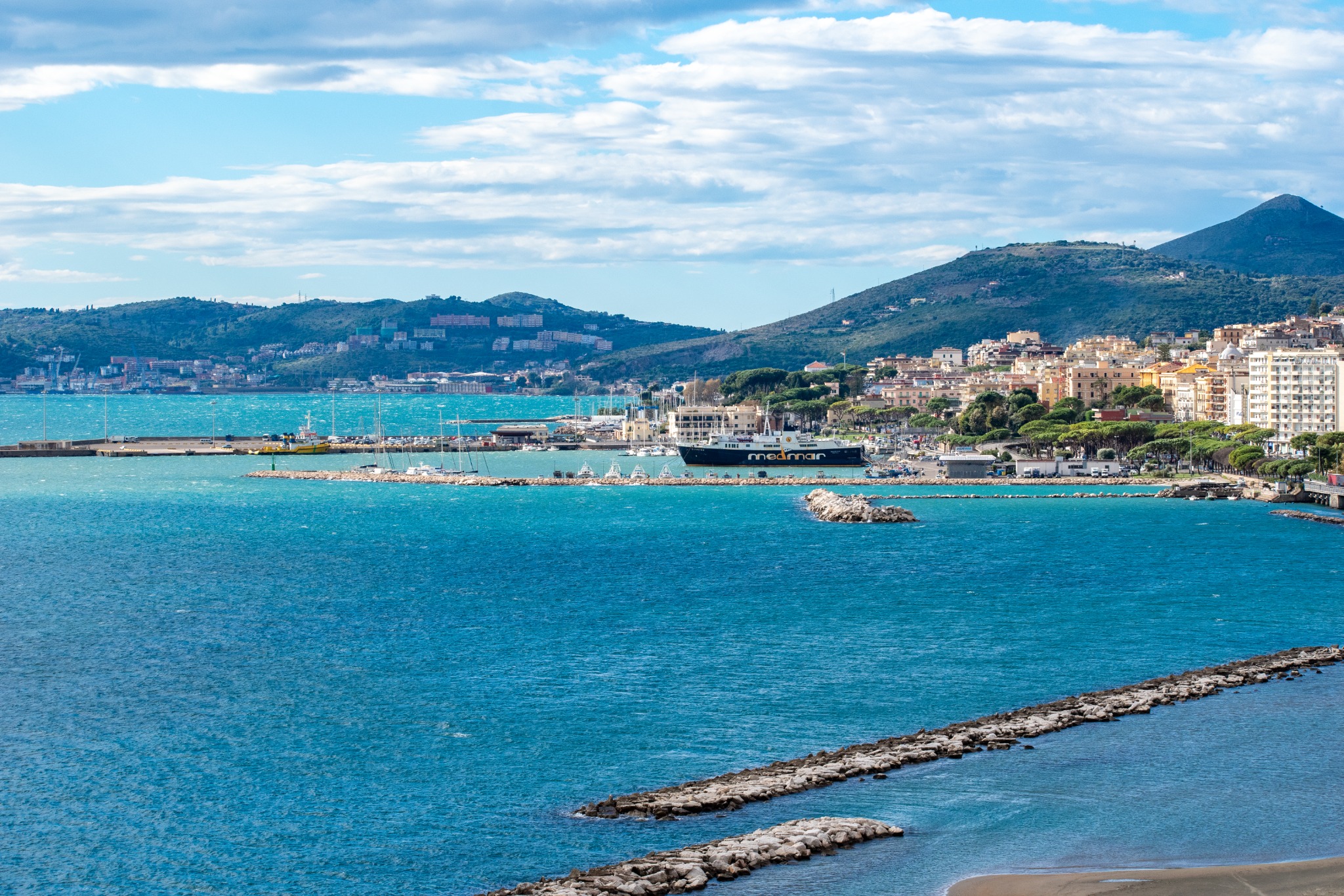 Veduta di Formia dal mare con il porto, la città e i rilievi del Golfo di Gaeta