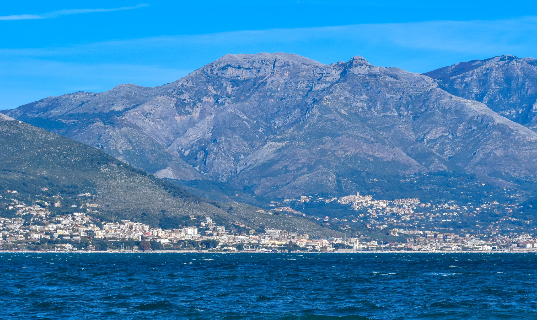 Veduta di Formia dal mare, nel Golfo di Gaeta, con i Monti Aurunci sullo sfondo